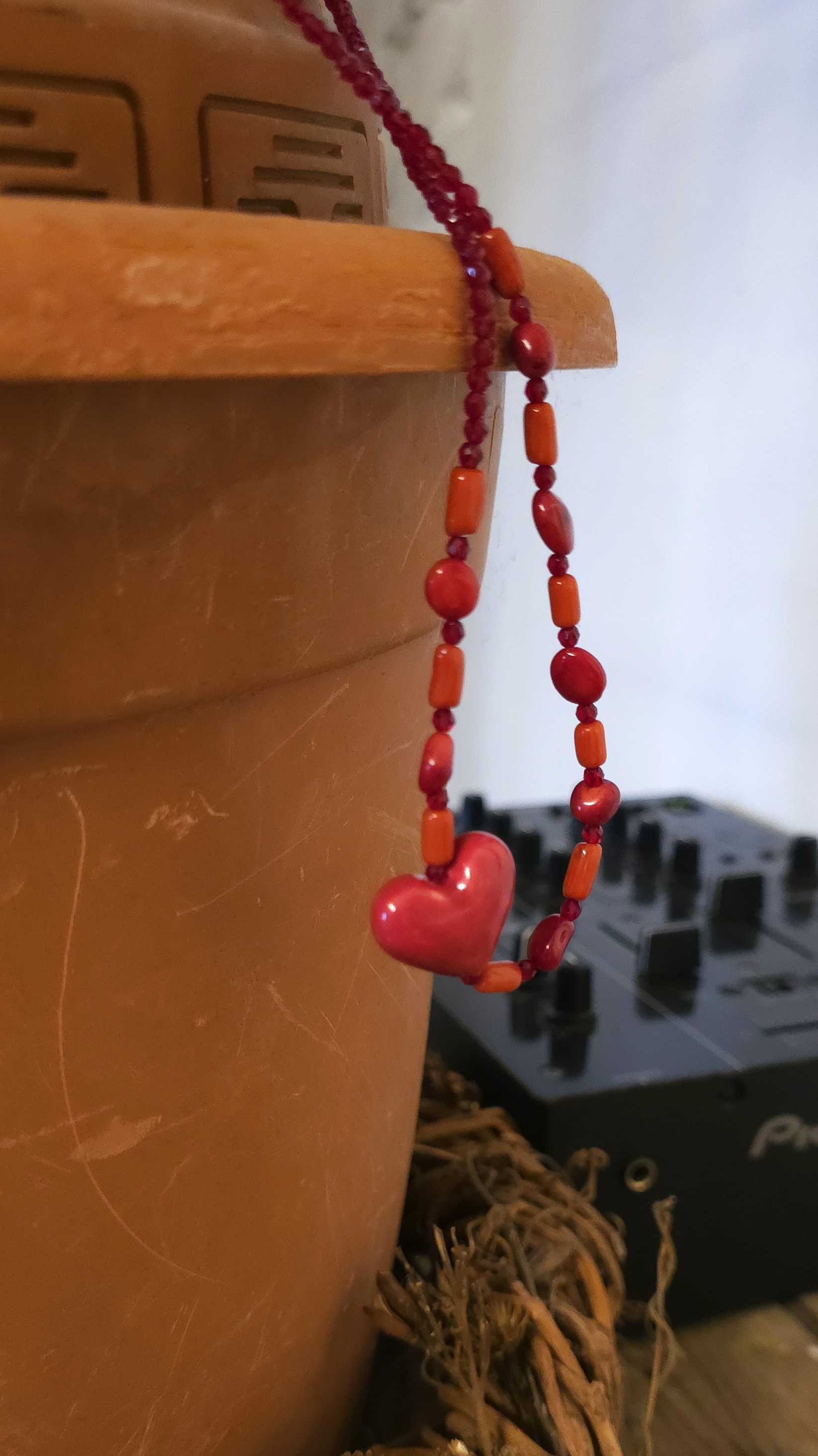 Кольє з коралами та намистиною керамічним сердечком червоним
