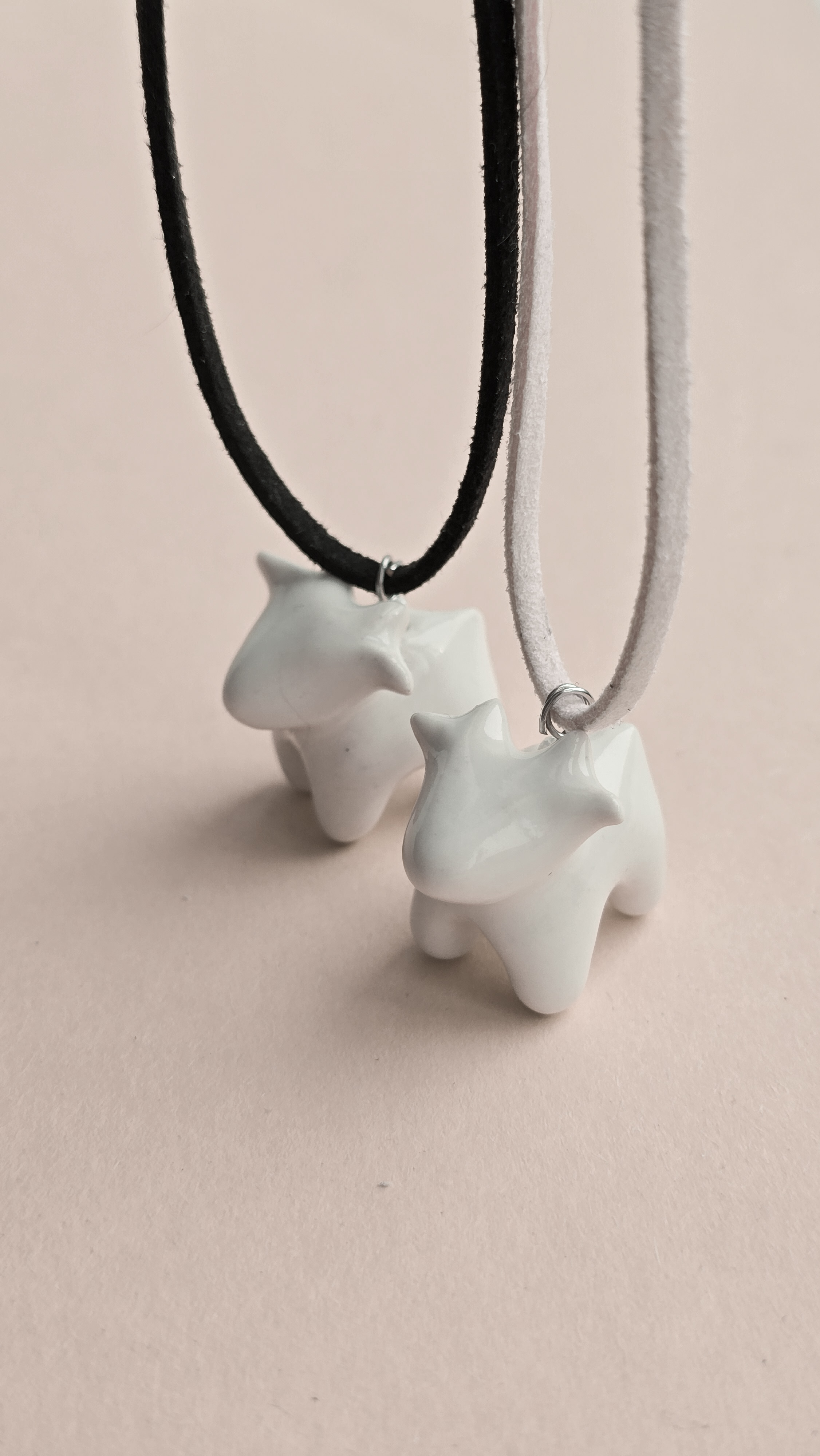 Підвіска керамічна біла коза фігурка