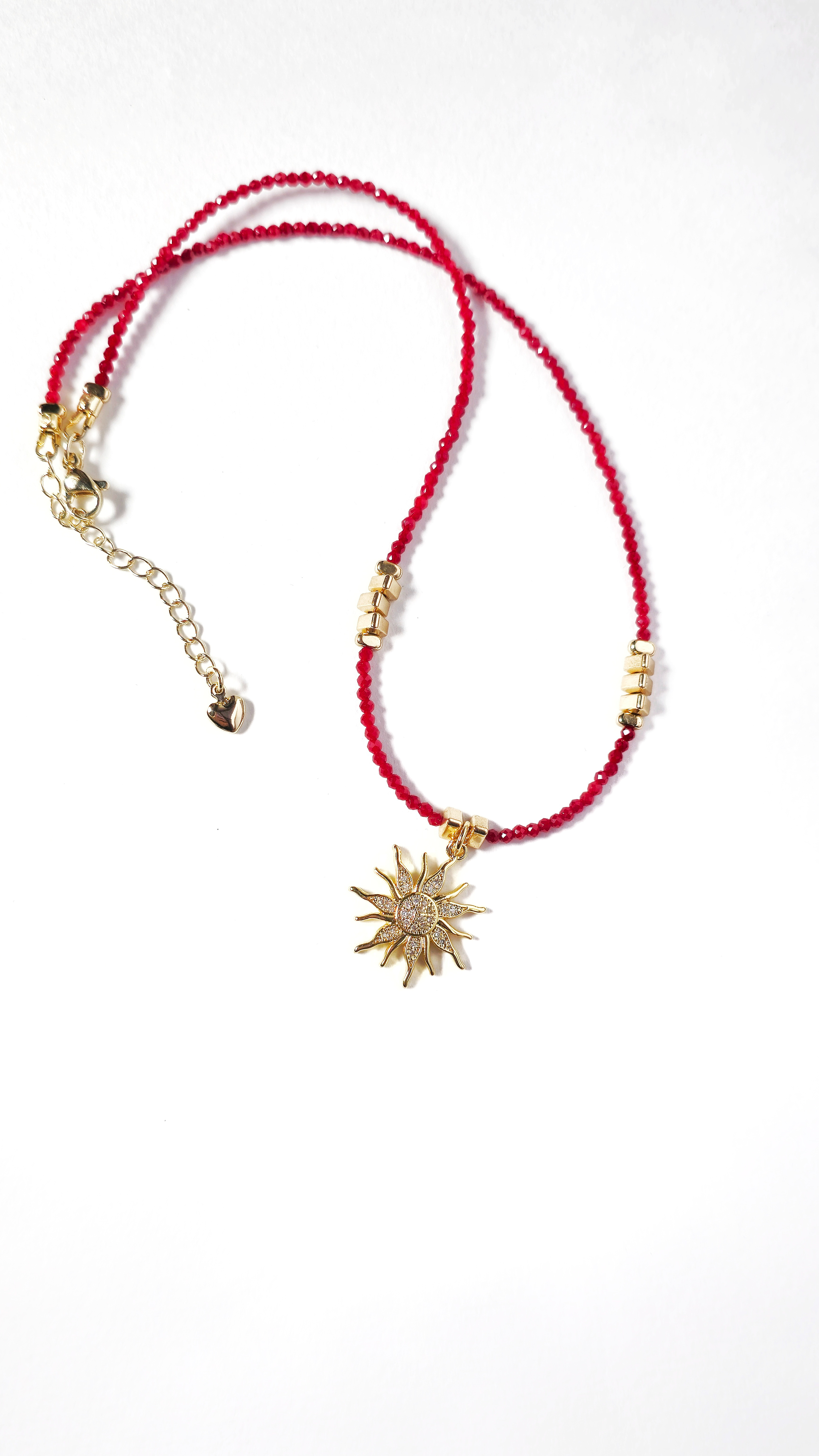 Кольє з червоної шпінелі та підвіскою сонцем маленьким, позолота, інкрустація фіанітами, колір золото