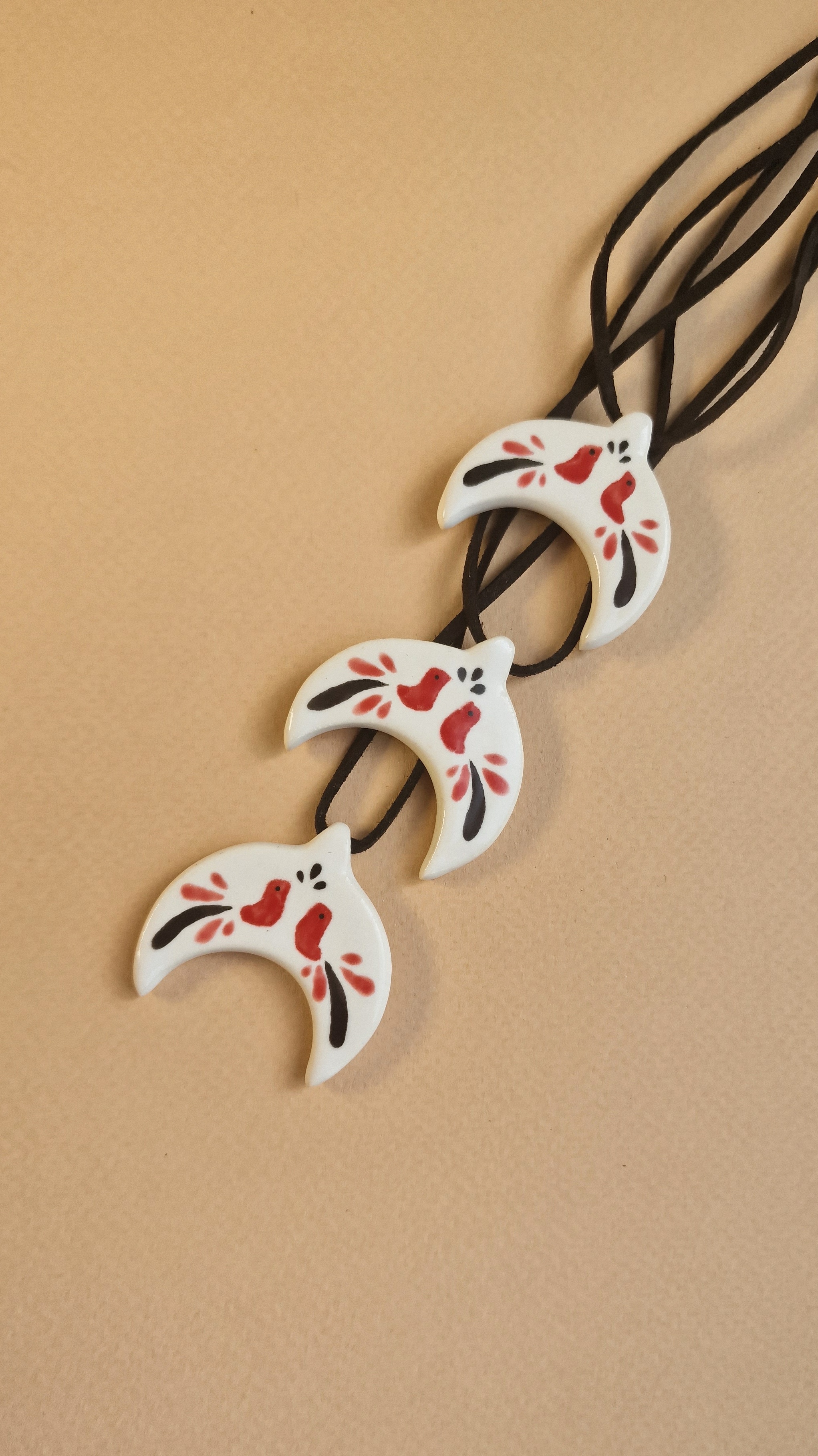 Підвіска керамічна біла з розписом лунниця