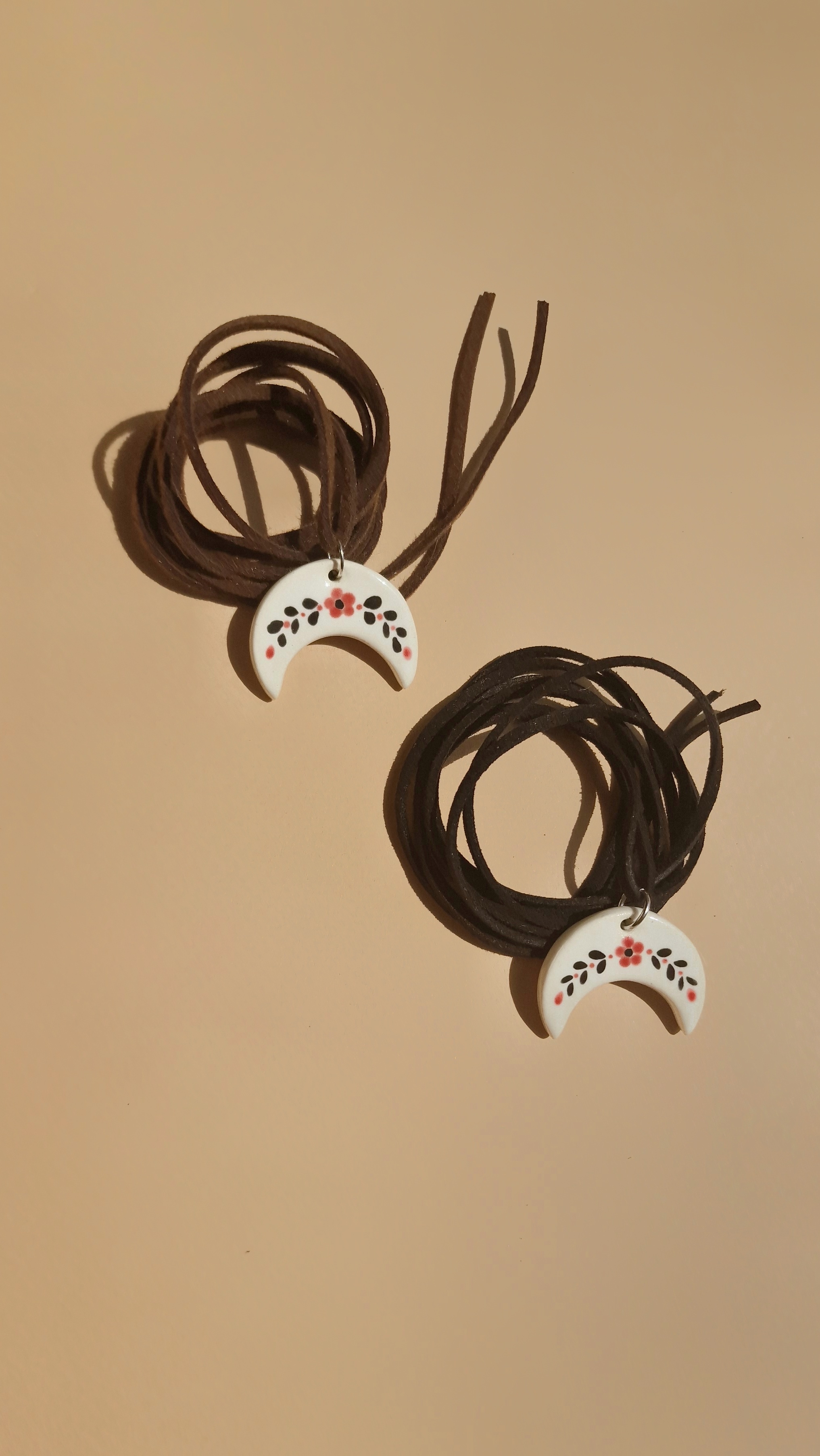 Підвіска керамічна біла з розписом маленька лунниця