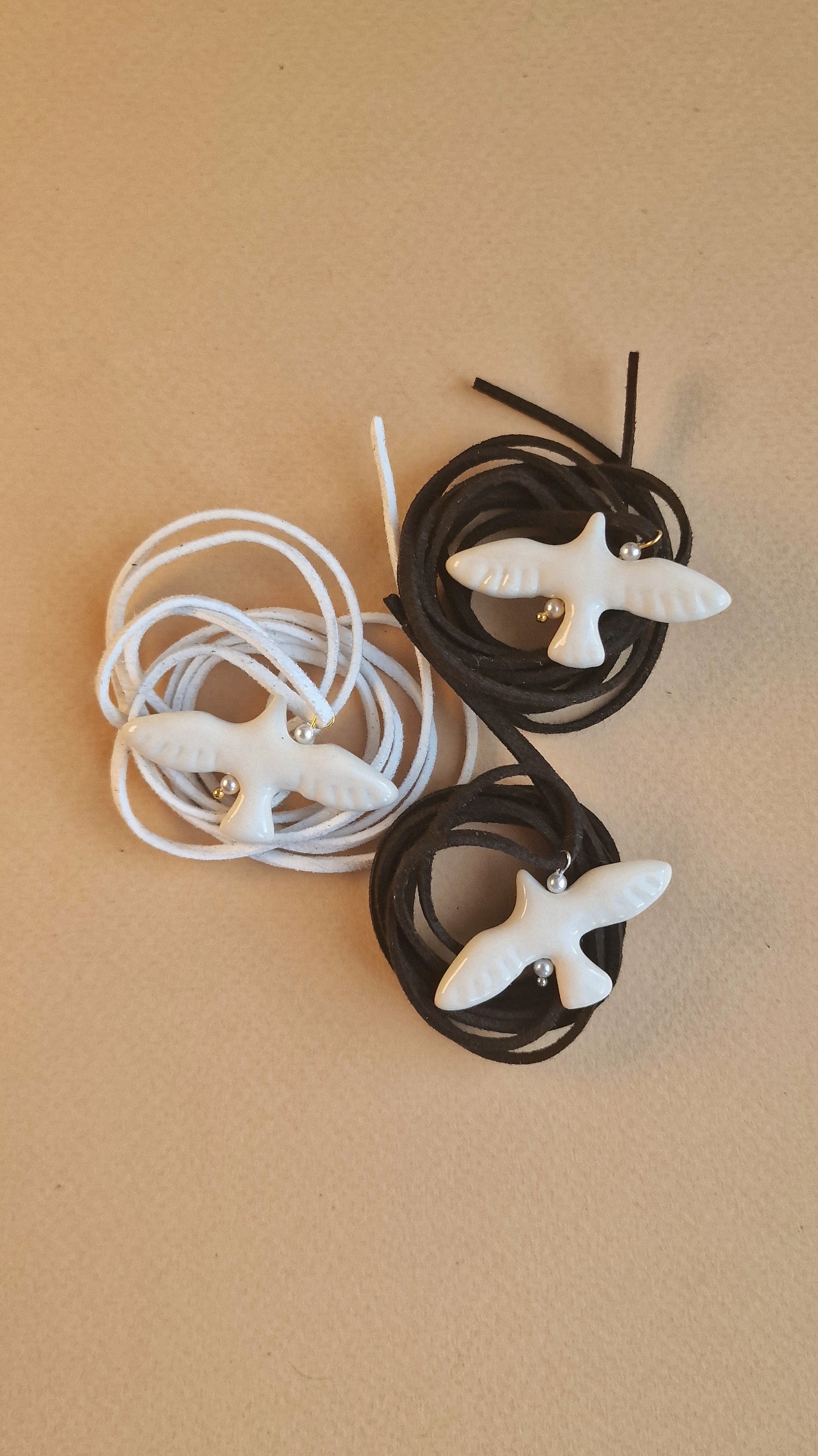 Підвіска керамічна біла пташечка два крила маленька