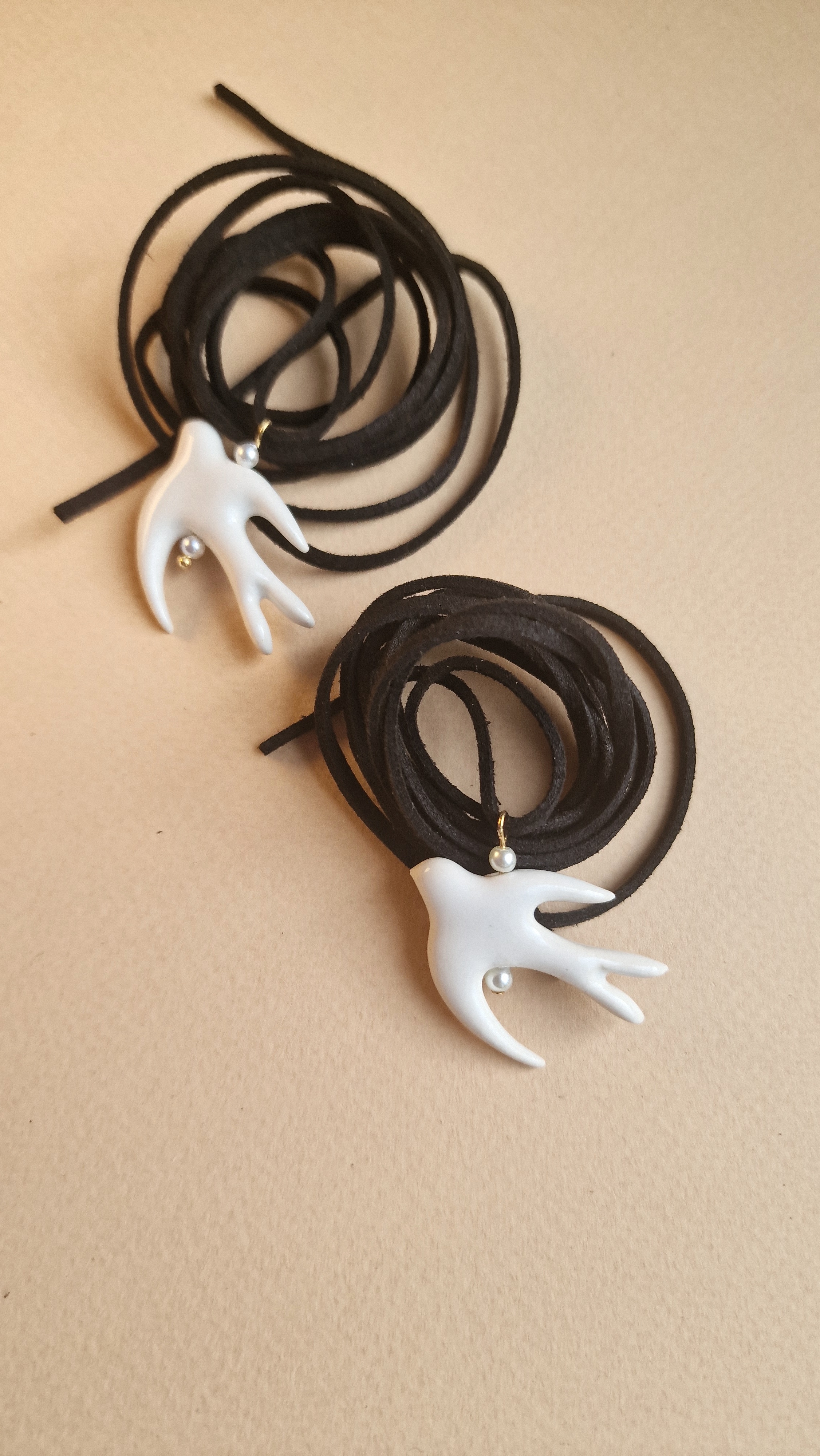 Підвіска керамічна біла ластівка