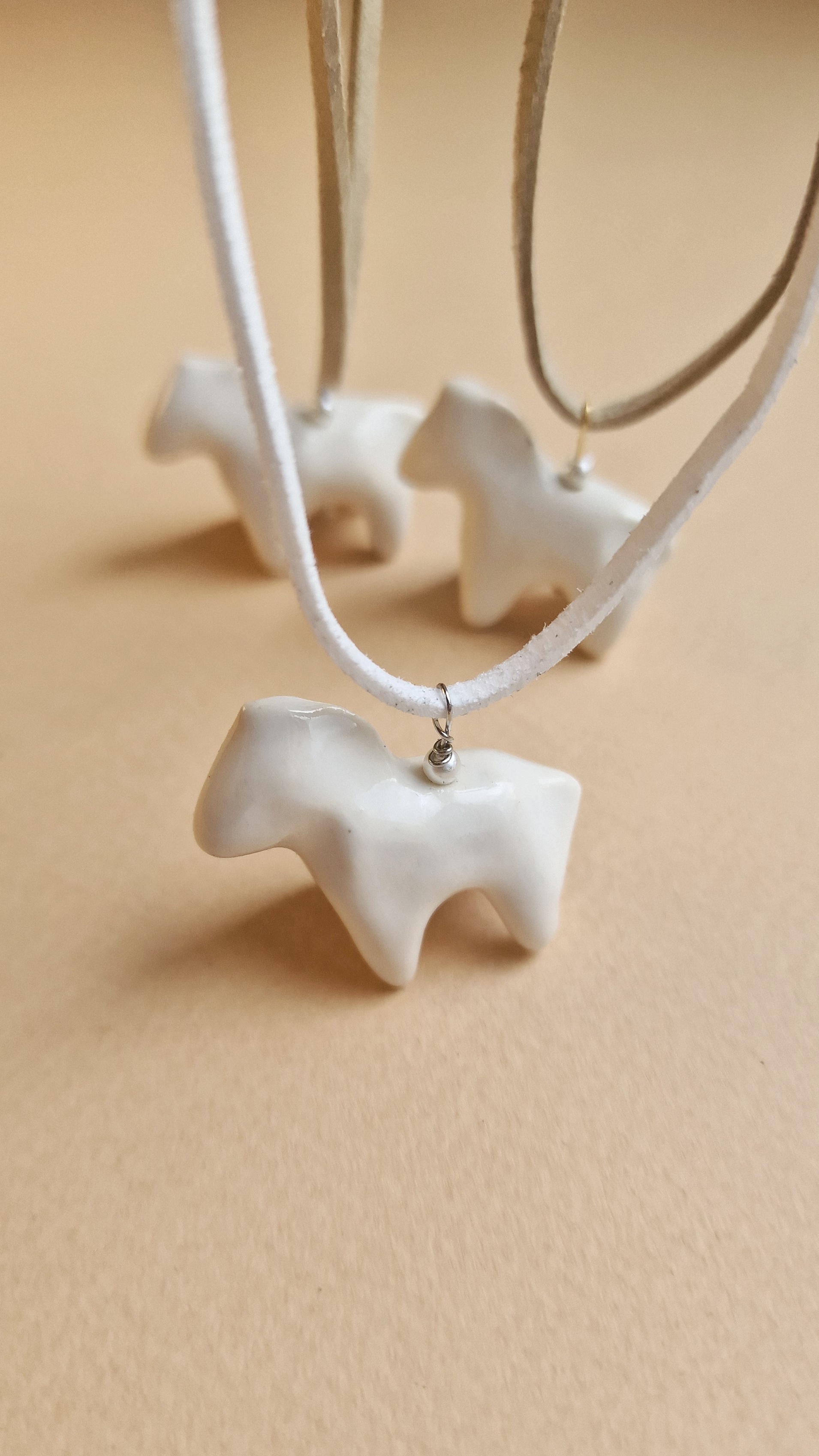 Підвіска керамічна білий коник