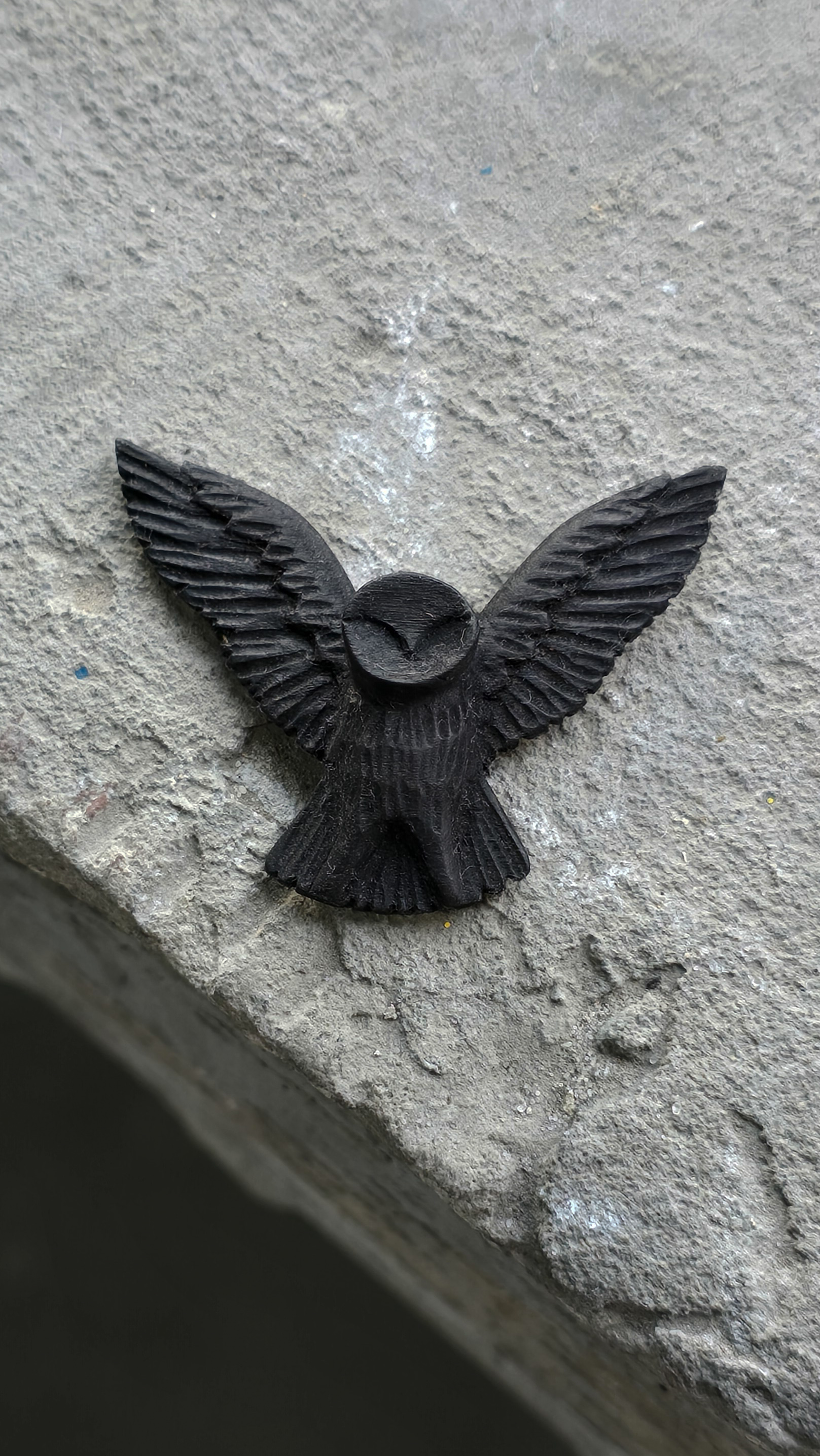 Підвіска чорна сова ручної роботи з дерева на шнурівці 