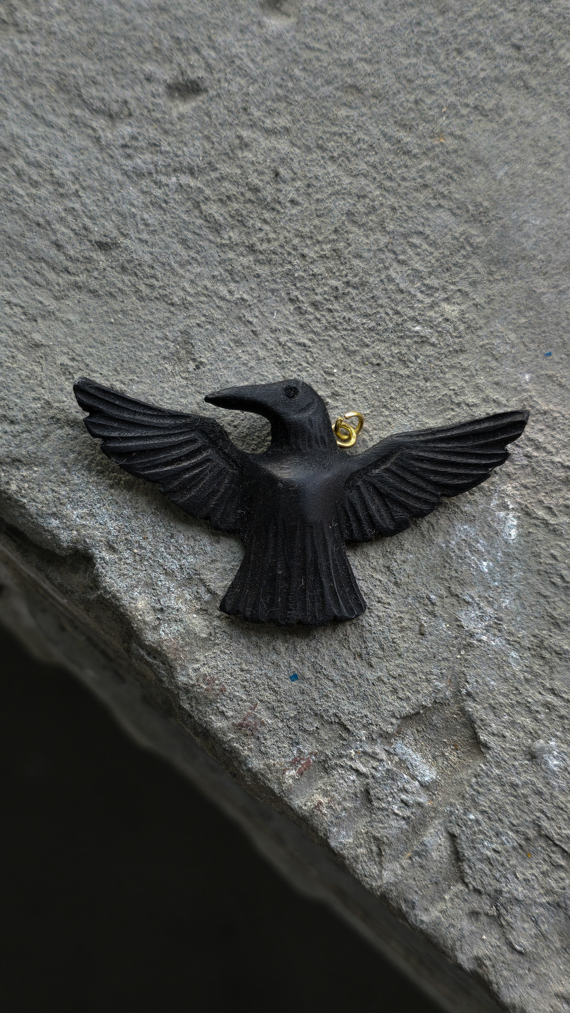 Підвіска чорний ворон ручної роботи з дерева на шнурівці 