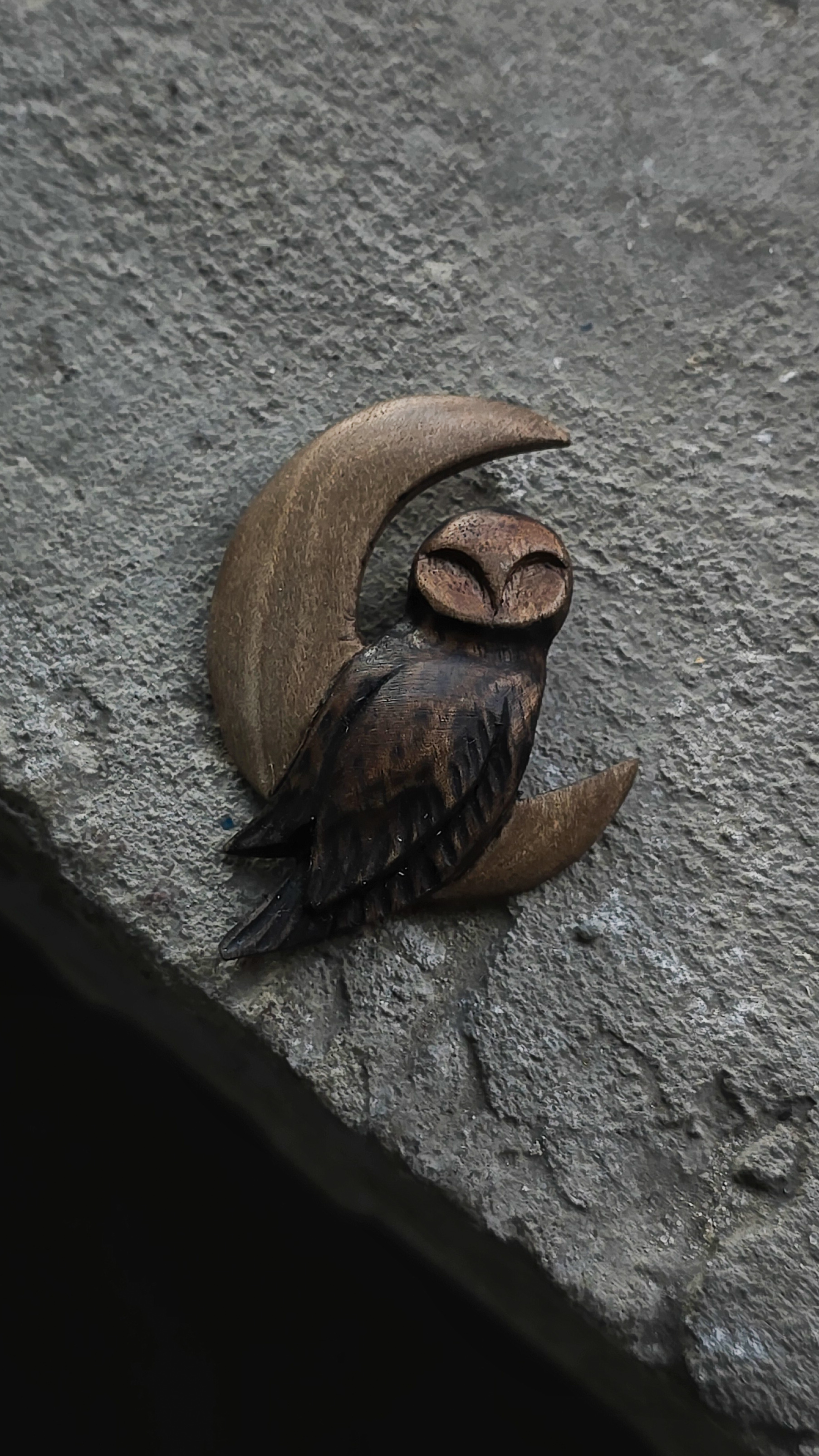 Підвіска коричнева сова на місяці ручної роботи з дерева на шнурівці 