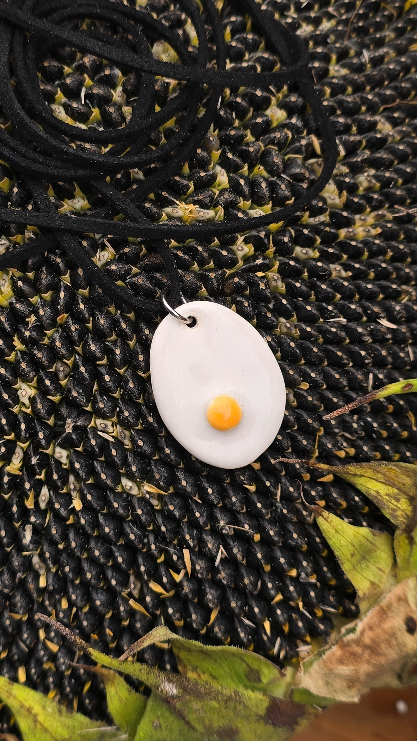 Підвіска керамічна кольорова яєчня на шнурівці