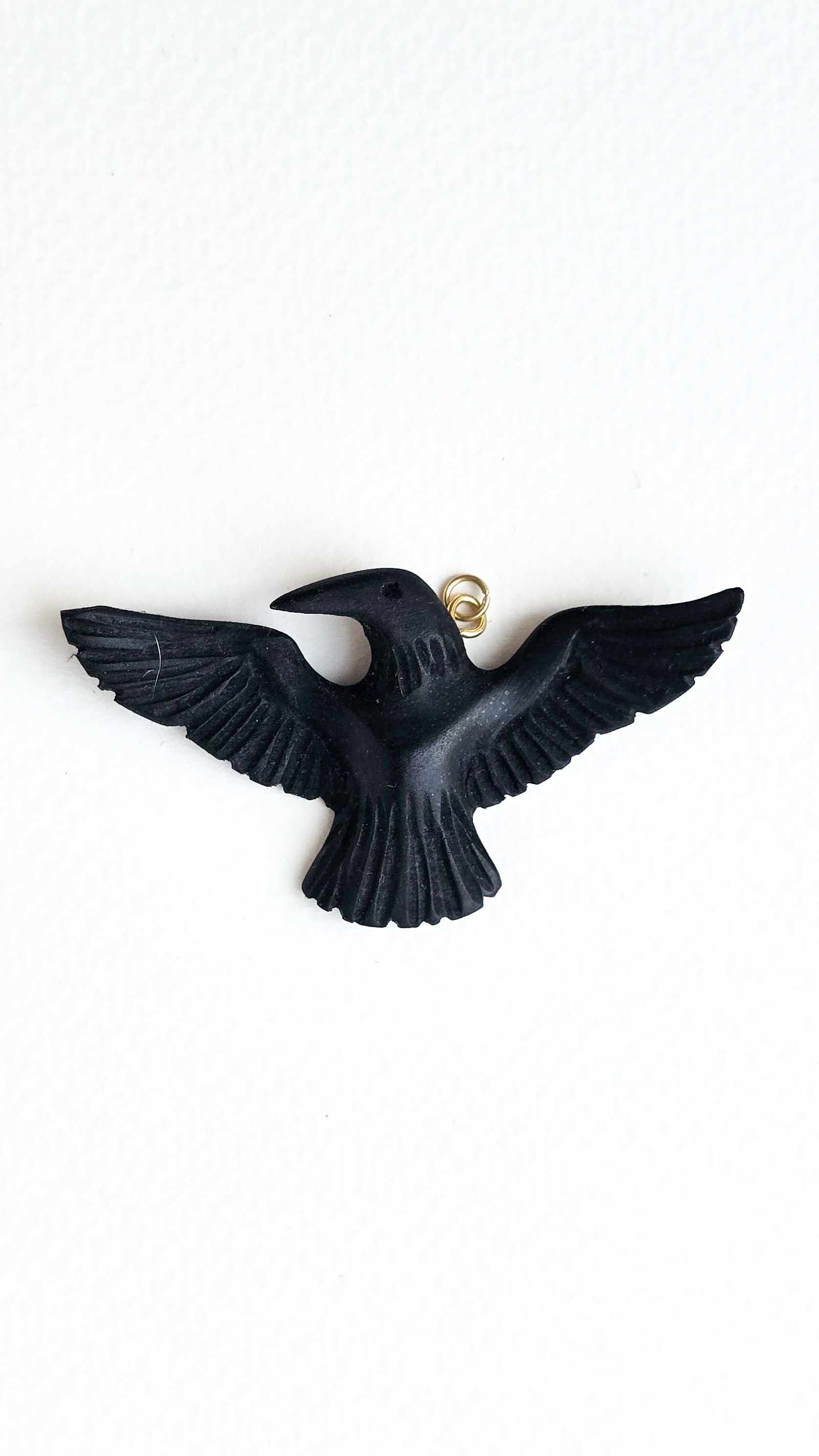 Підвіска чорний ворон ручної роботи з дерева на шнурівці 