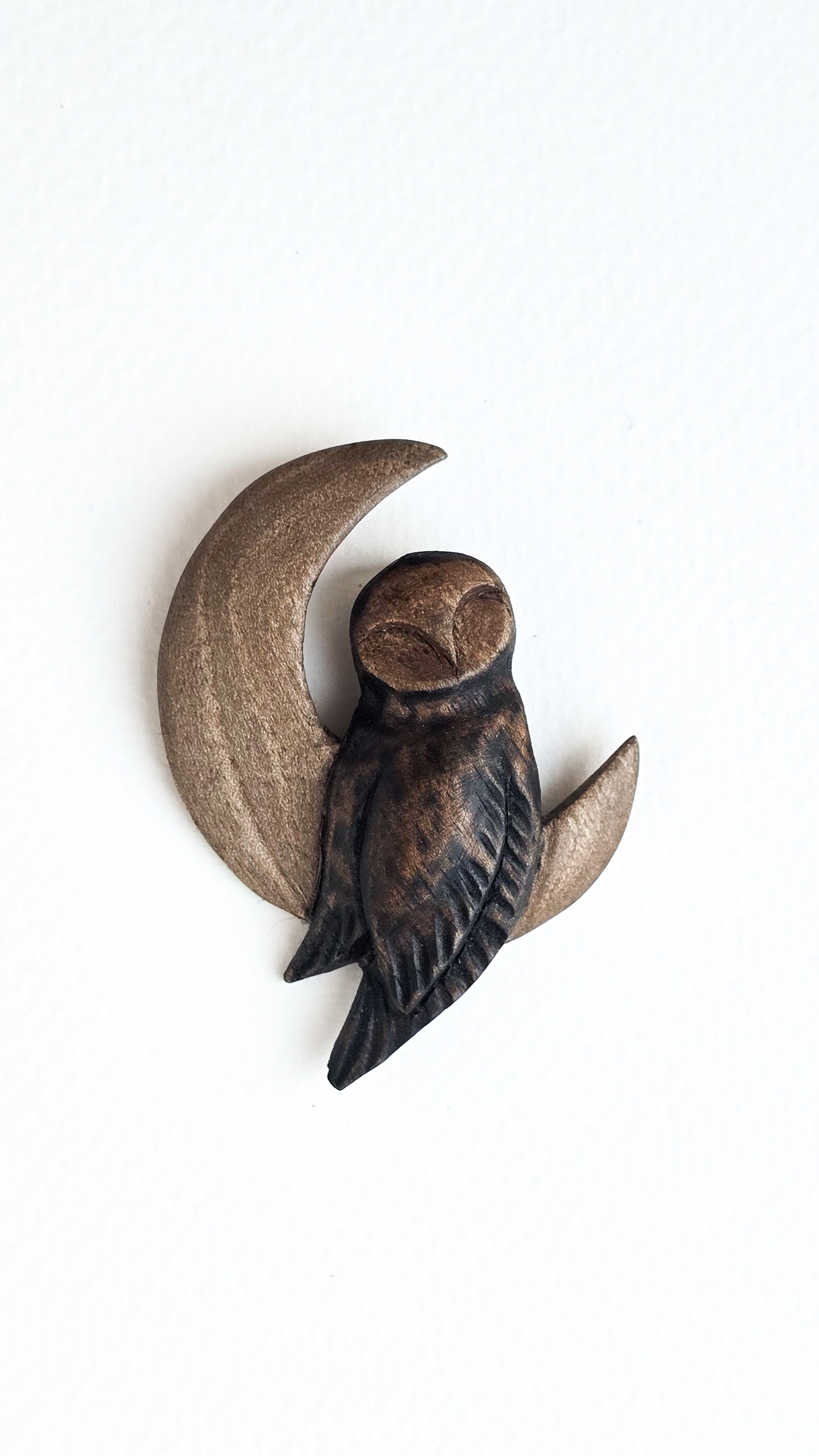 Підвіска коричнева сова на місяці ручної роботи з дерева на шнурівці 