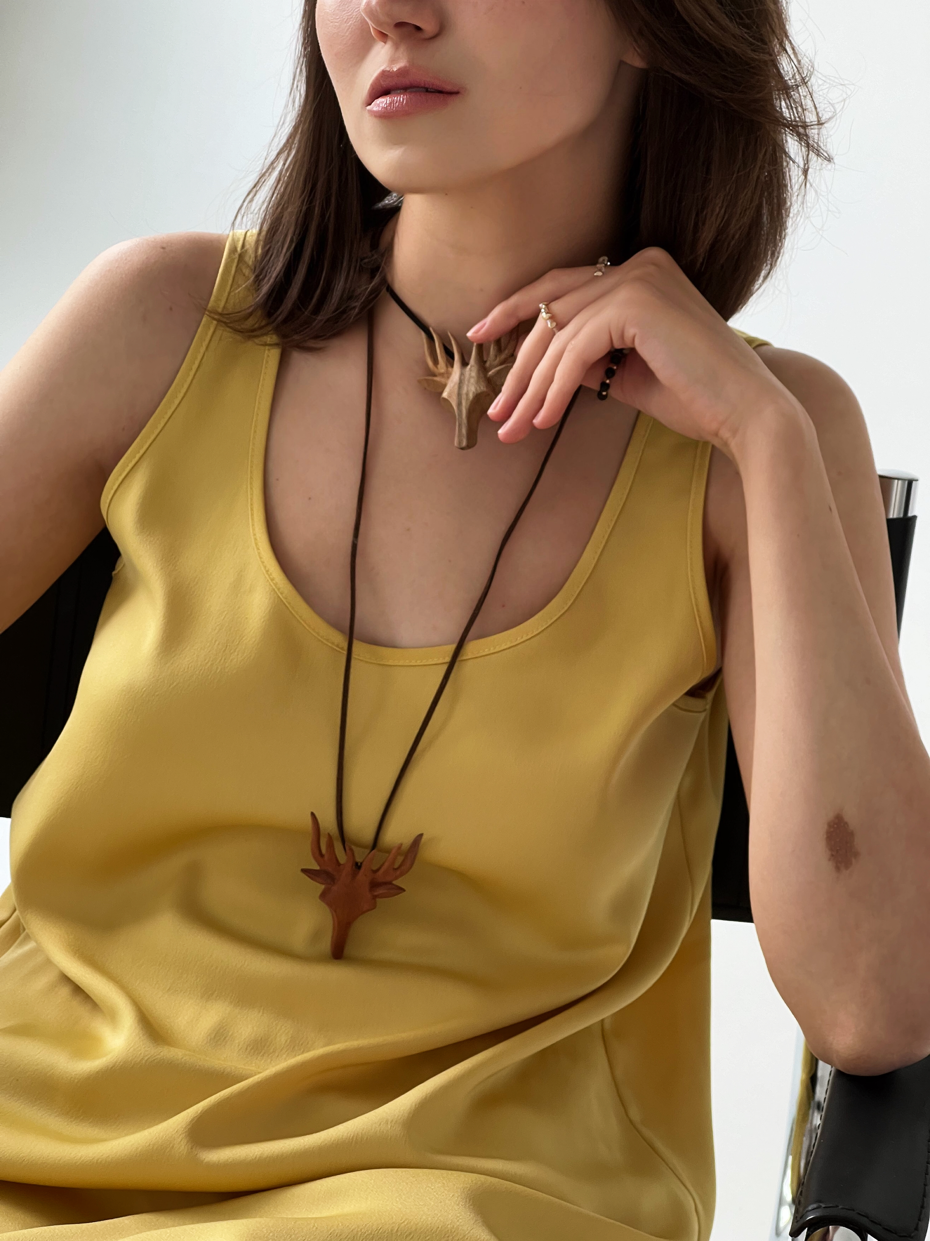 Підвіска коричнева сова на місяці ручної роботи з дерева на шнурівці 