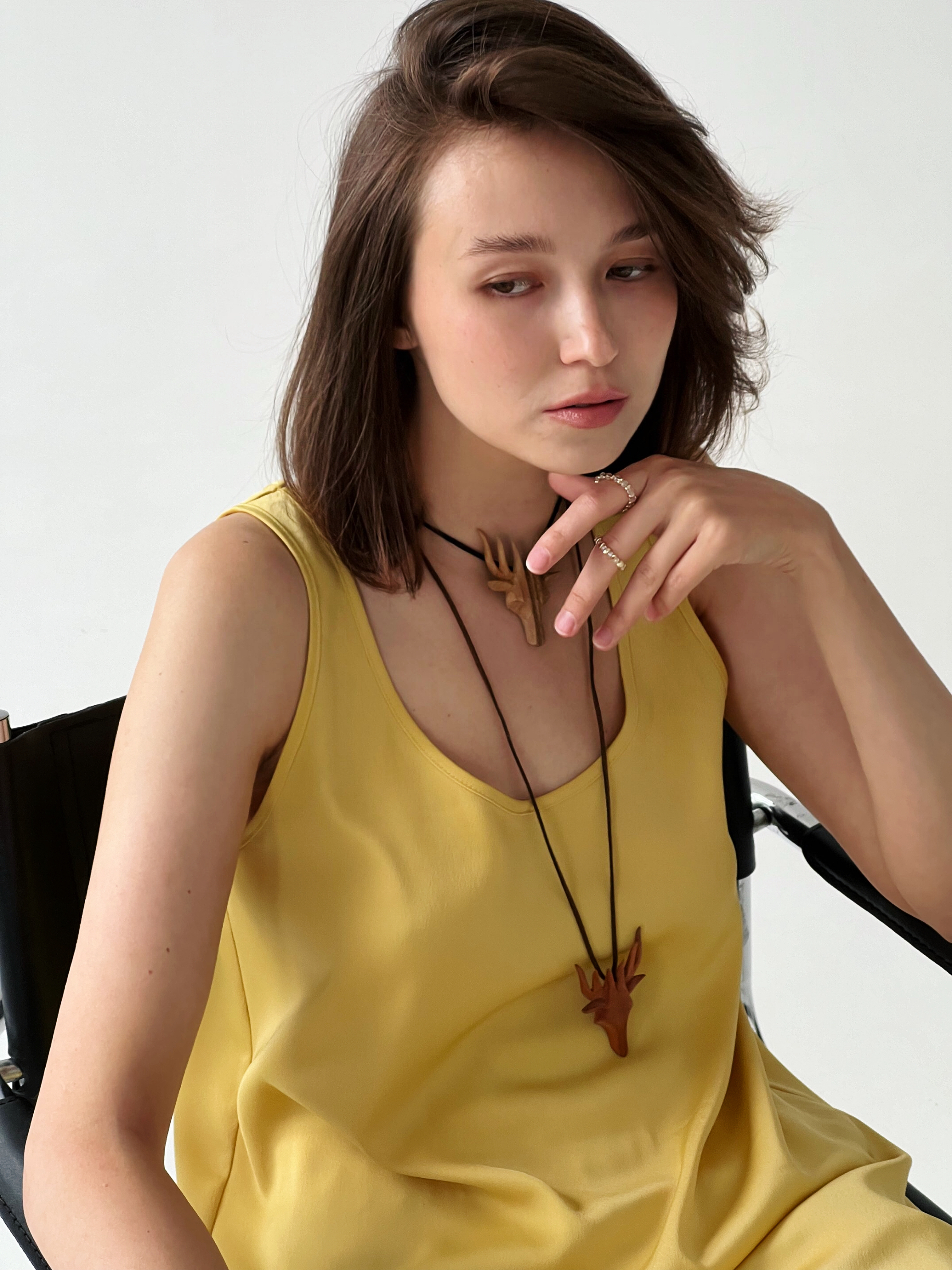 Підвіска чорний ворон ручної роботи з дерева на шнурівці 