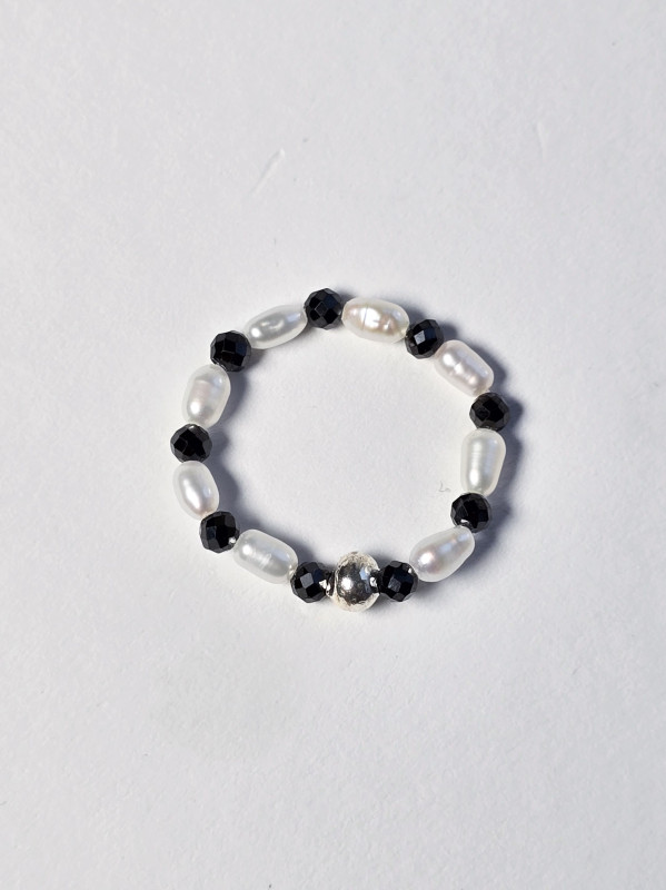 Кабулучка на еластичній основі №12 Чорний циркон та перли