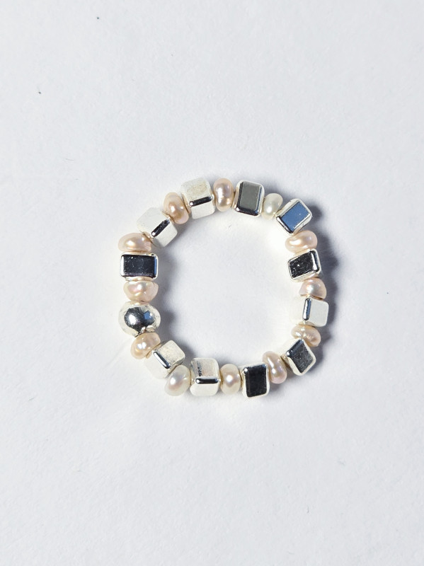 Кабулучка на еластичній основі №23 Перли та трикутний гематит срібний