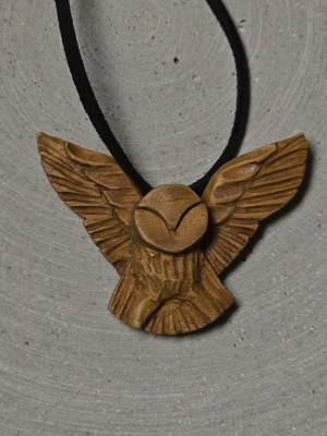 Підвіска сова з розправленими крилами світла руда з дерева на шнурівці 