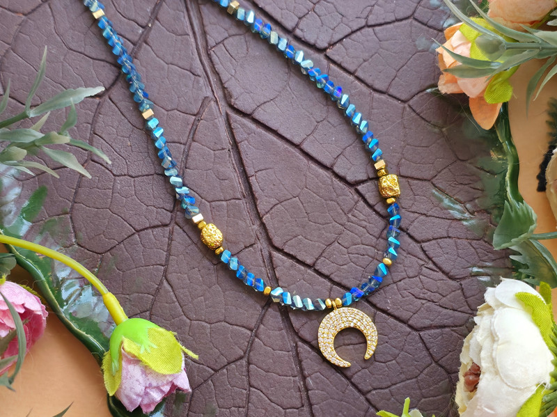 Чокер на шию кришталевий з підвіскою місяцем золотим, колір синій з переливом