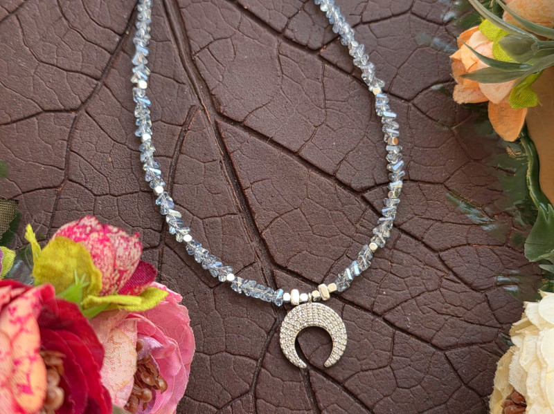 Чокер на шию кришталевий з підвіскою місяцем срібним, колір світло сірий