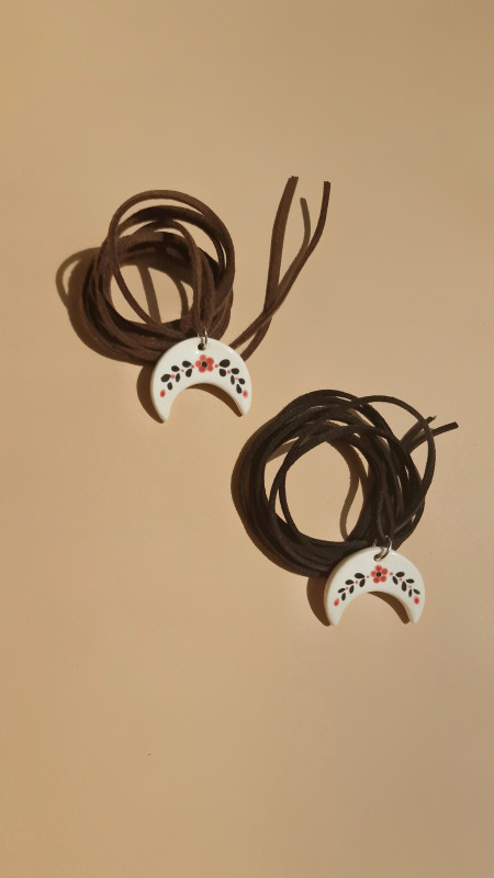 Підвіска керамічна біла з розписом маленька лунниця