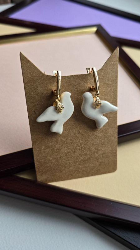 Сережки з керамічними білими намистинами пташки голуб