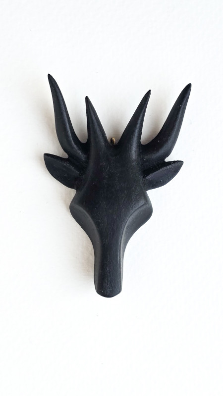 Підвіска чорний олень ручної роботи з дерева на шнурівці 