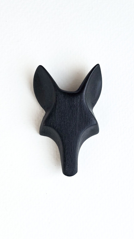 Підвіска чорний лис ручної роботи з дерева на шнурівці 