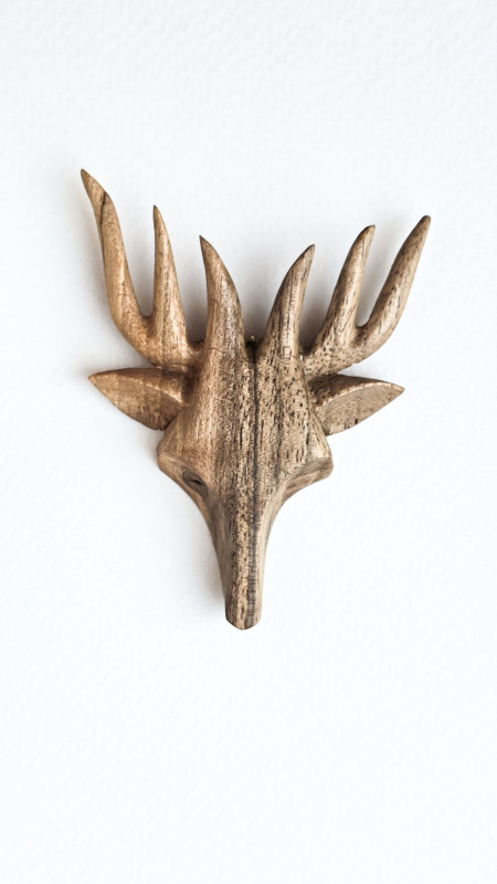 Підвіска світлий олень ручної роботи з дерева на шнурівці 