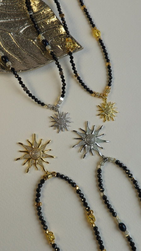 Кольє з чорного циркону та підвіскою сонцем, позолота, інкрустація фіанітами, колір золото