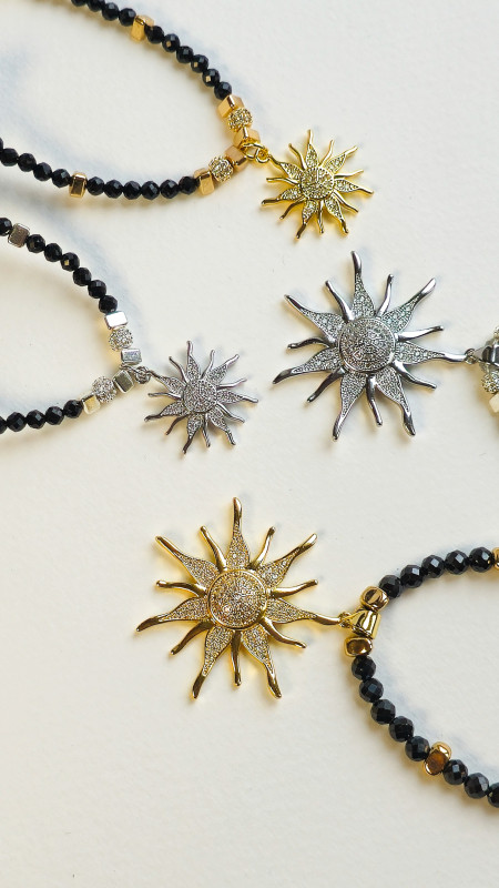 Кольє з чорного циркону та підвіскою сонцем, позолота, інкрустація фіанітами, колір срібло