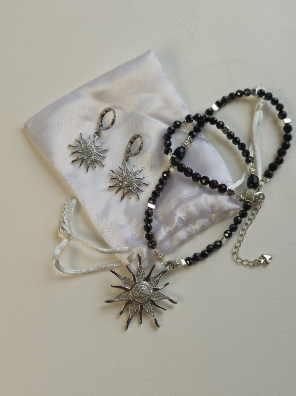 Кольє з чорного циркону та підвіскою сонцем, позолота, інкрустація фіанітами, колір срібло