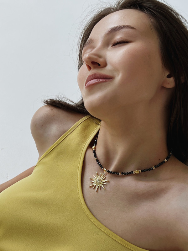 Кольє з чорного циркону та підвіскою сонцем, позолота, інкрустація фіанітами, колір золото